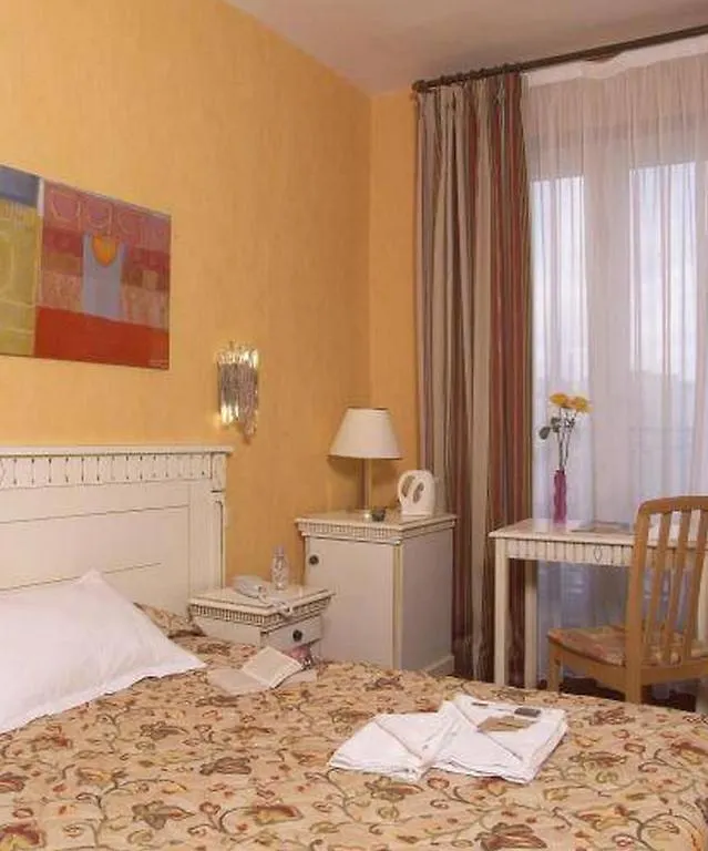 *** Hotel Royal Aboukir Paris France